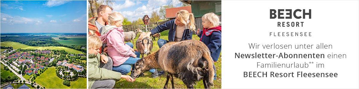 Eine Familie interagiert im Freien mit Ziegen; daneben ist eine Luftaufnahme eines Resorts zu sehen. Der Text wirbt für ein Werbegeschenk für einen Familienurlaub im Beech Resort Fleesensee.