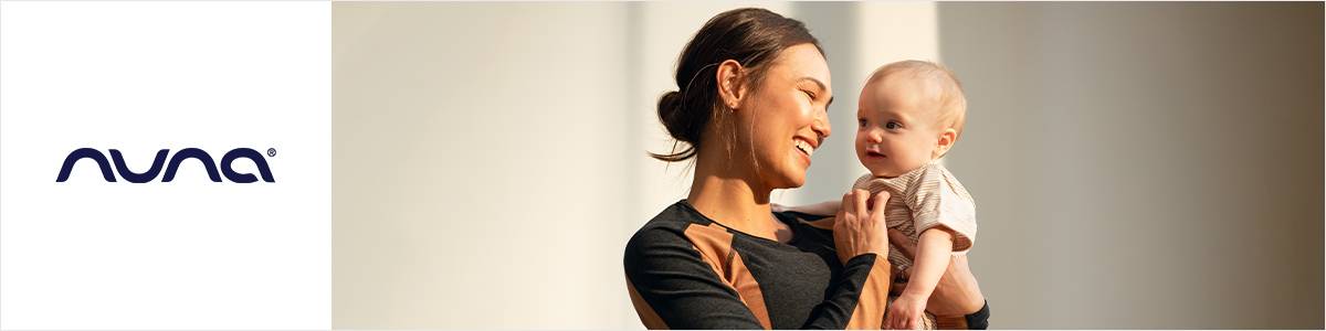 Eine Frau lächelt in warmem Licht ein Baby an, das sie im Arm hält. Das Nuna-Logo befindet sich auf der linken Seite des Bildes.