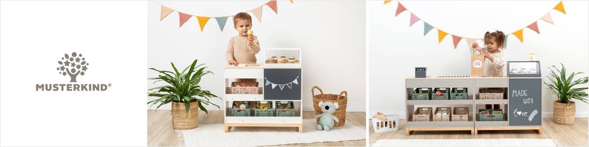 Zwei Kinder spielen mit Spielzeug von Musterkind. Links ist das Musterkind Logo