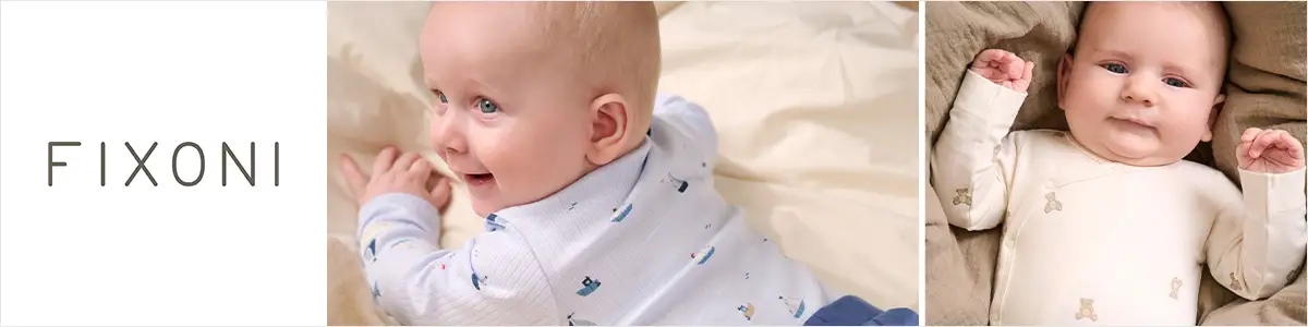 Zwei Babys in weißer Kleidung, eines auf dem Bauch und eines liegend. „FIXONI“-Logo auf der linken Seite.