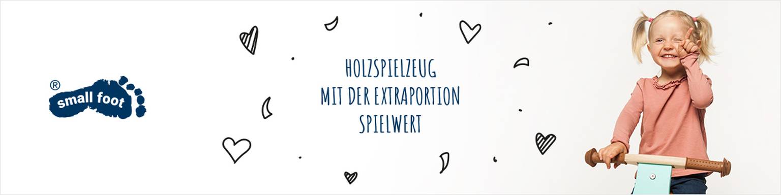 Lächelndes Mädchen auf einem Holzroller; Text: „Holzspielzeug mit der Extraportion Spielwert“. Kleines, blaues Fußlogo und Kritzelherzen sind vorhanden.