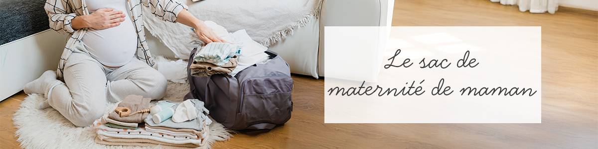 Une femme enceinte remplit un sac de maternité avec des vêtements de bébé pliés sur le sol. On peut y lire : « Le sac de maternité de maman ».