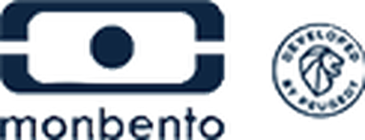 Das Monbento-Logo mit einem Symbol, das einer Bento-Box ähnelt, und einem Schriftzug sowie ein Löwenlogo mit der Aufschrift „DEVELOPED BY PEUGEOT“ in einem kreisförmigen Emblem.