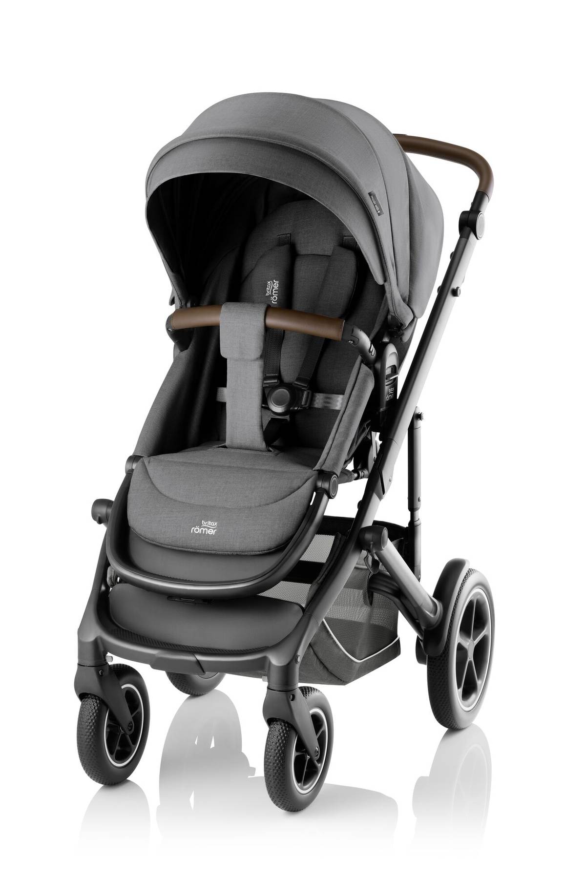 Grauer Kinderwagen mit braunem Griff, vier Rädern und einem Sonnendach. Mit Sicherheitsgurt und einem Ablagekorb darunter.