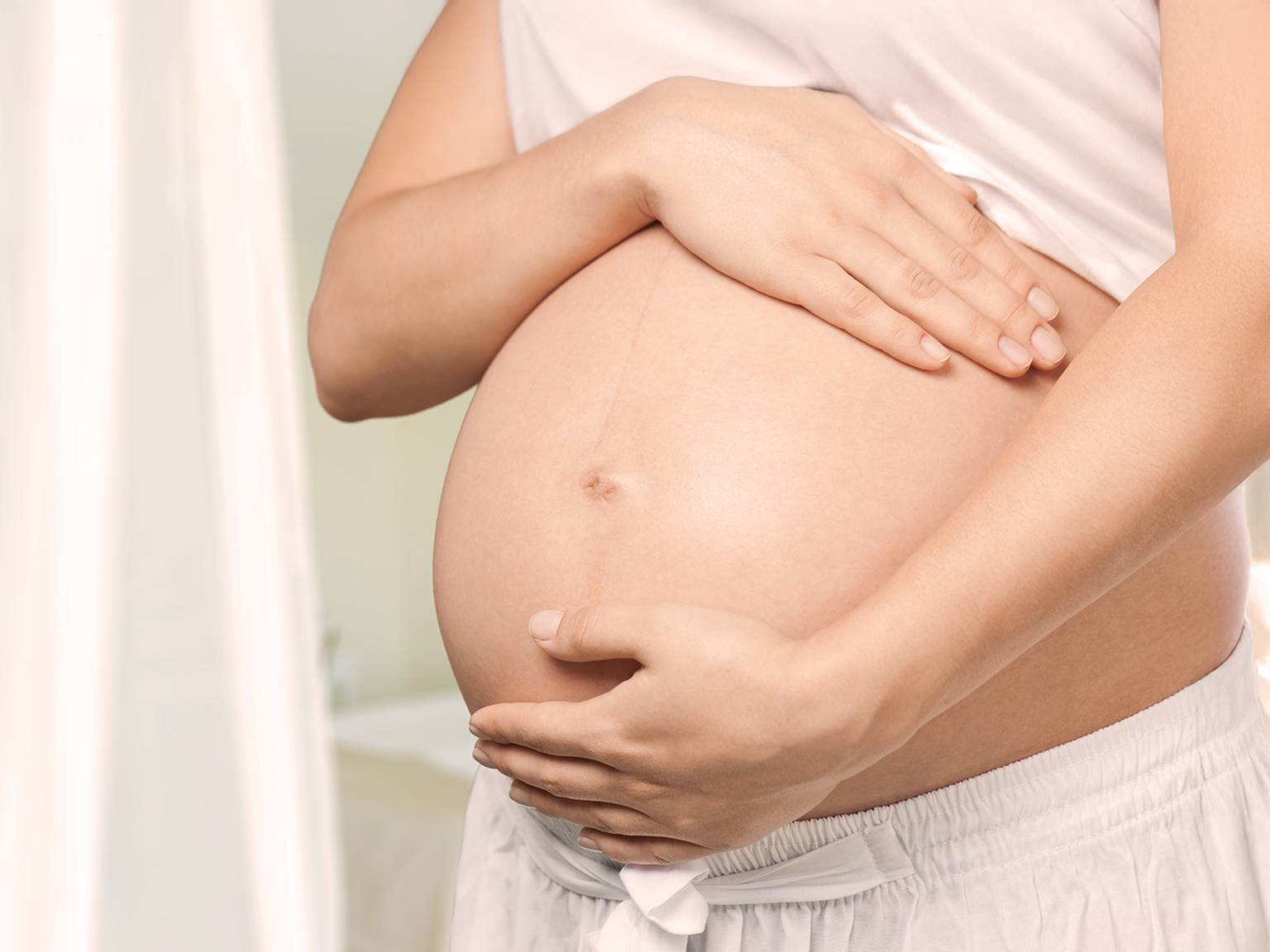 Schwanger Frau hält ihren Bauch