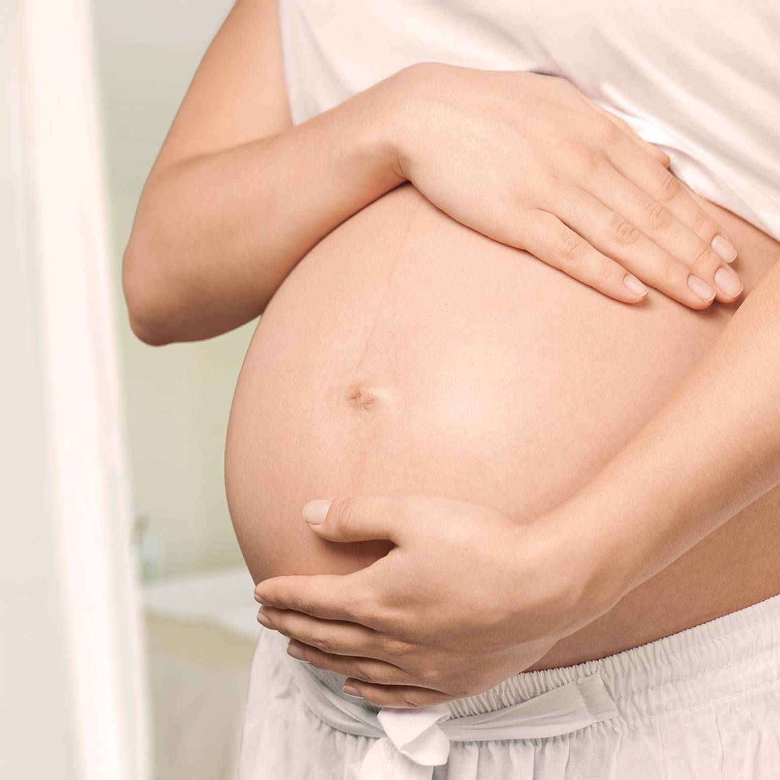 Schwanger Frau hält ihren Bauch