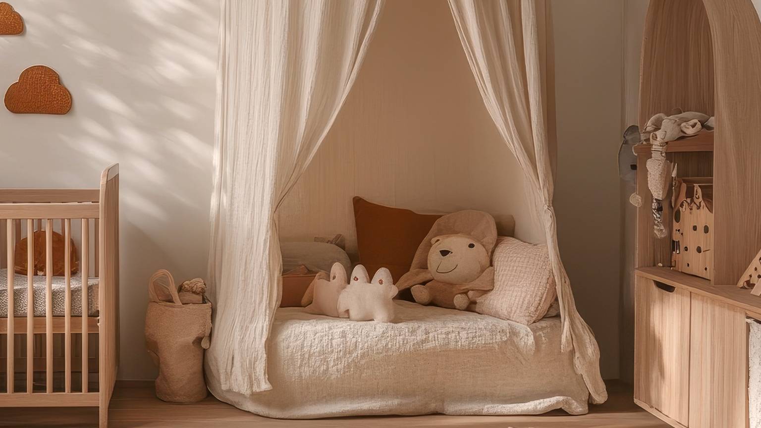 Gemütliches Kinderzimmer mit Himmelbett, Plüschtieren, Kinderbett und Holzmöbeln. Sanftes Licht und neutrale Farbtöne sorgen für eine warme Atmosphäre.