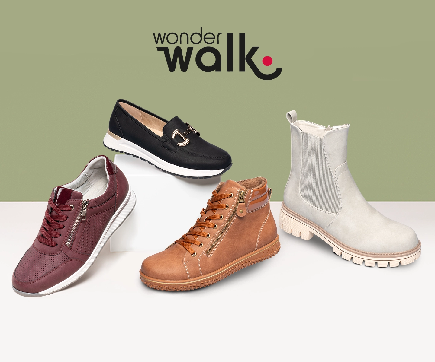 Vier stilvolle Schuhe sind ausgestellt: ein schwarzer Slipper, ein burgunderroter Sneaker, ein hellbrauner Stiefel und ein hellgrauer Stiefel. „Wonder Walk“-Logo.