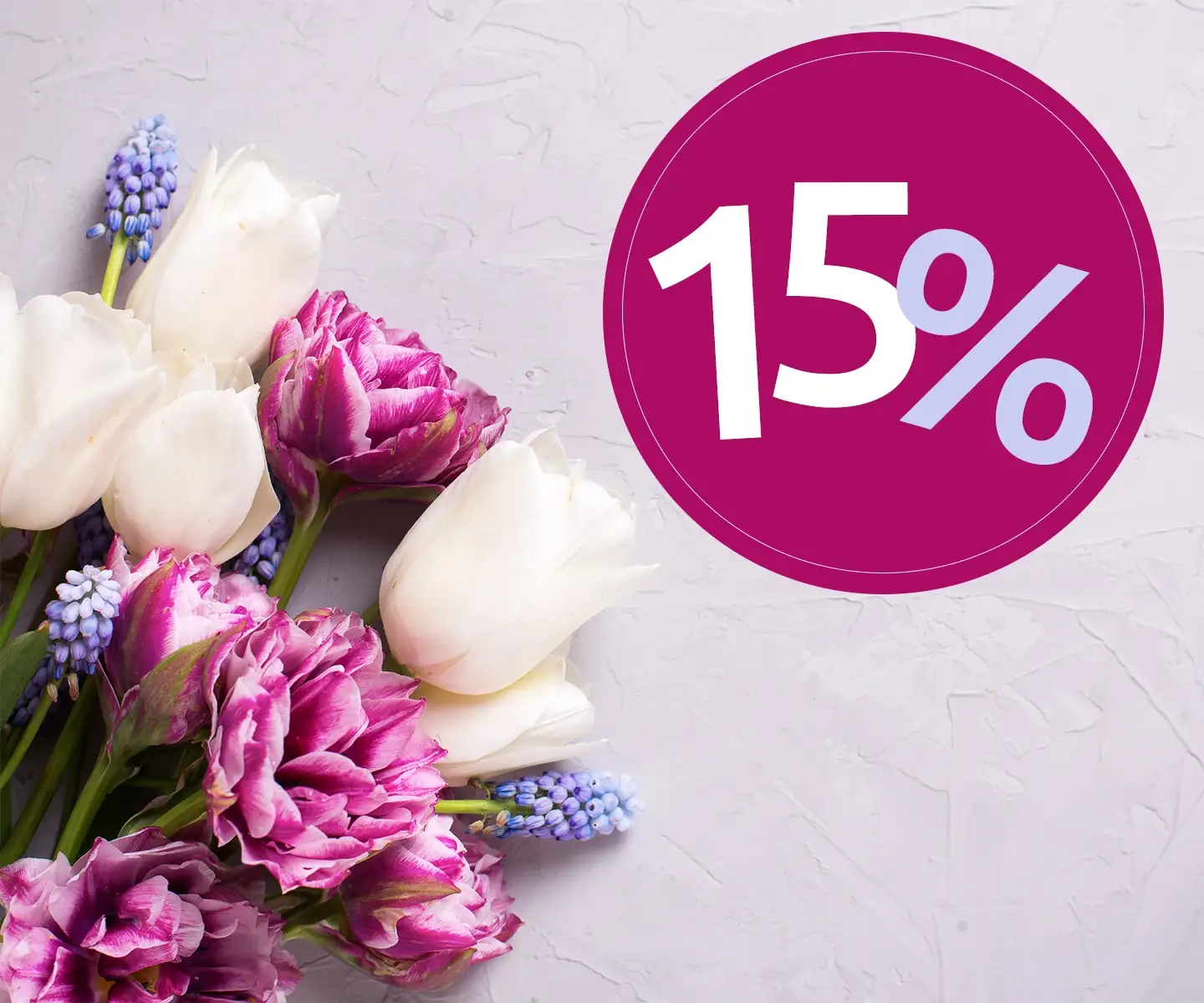 Links violette und weiße Blumen, dazu ein auffälliger Schriftzug „15 %“ in einem magentafarbenen Kreis auf einem hellen, strukturierten Hintergrund.