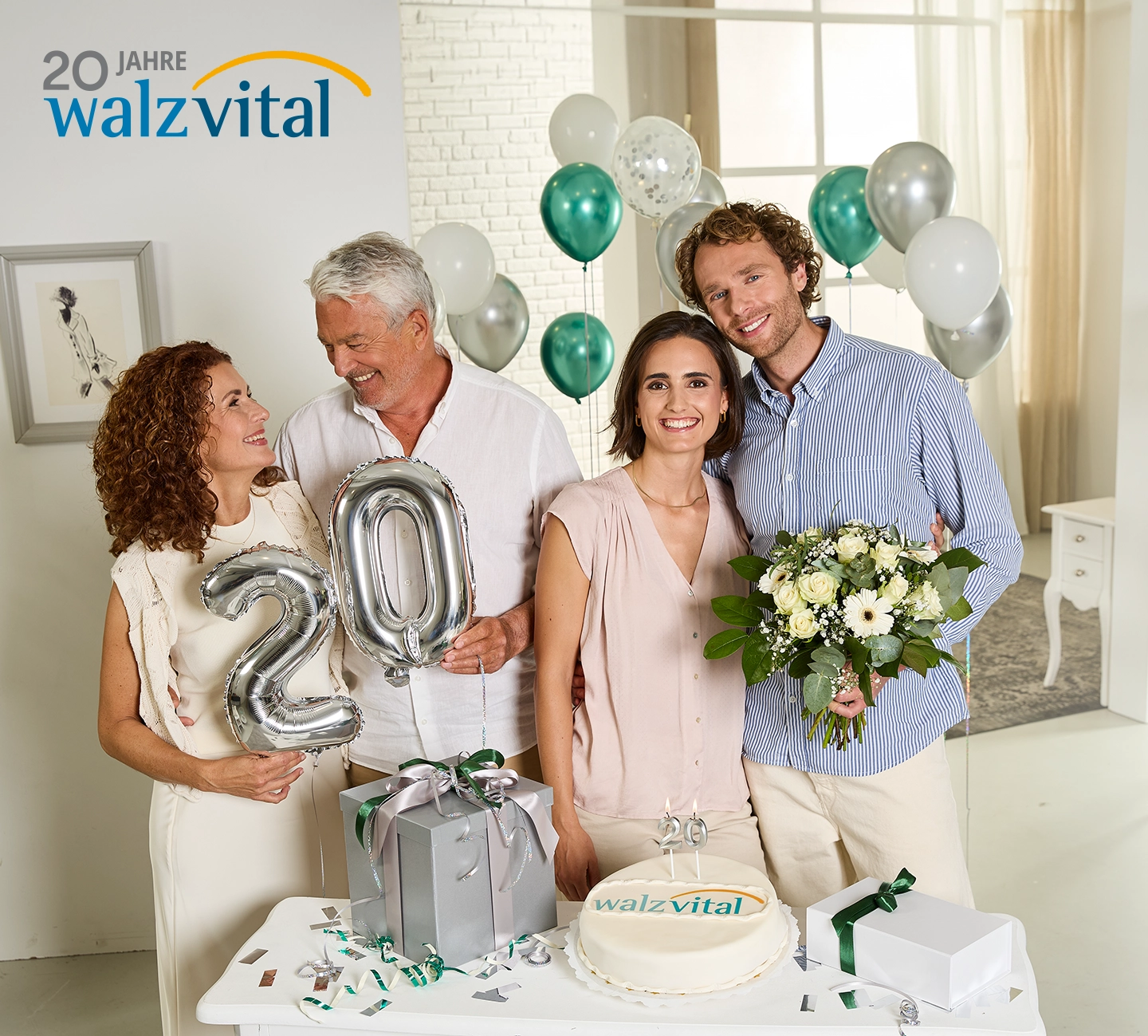 Vier Personen feiern mit Luftballons, einem Kuchen und Geschenken. Zwei halten Luftballons mit der Zahl „20“. Eine Frau hält Blumen in der Hand. An der Wand ist „20 Jahre Walzvital“ zu sehen.