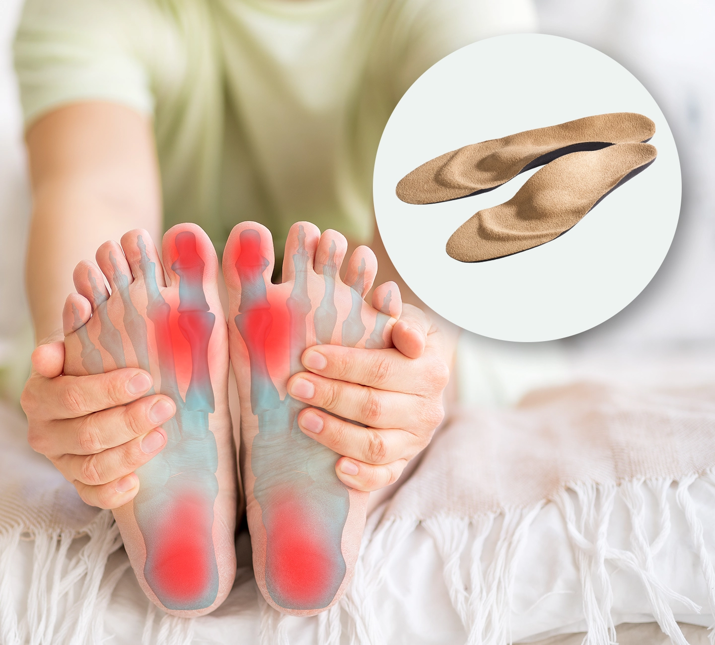 Person sitzt auf einem Bett und hält ihre Füße. Rote Druckpunkte sind zu sehen. Links ist ein Bild mit orthopädischen Einlagen zu sehen.
