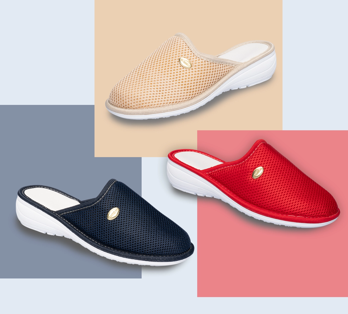 Drei Paar Hausschuhe, eines in blau, eines in beige und eines in rot auf farblich abgesetztem Hintergrund.