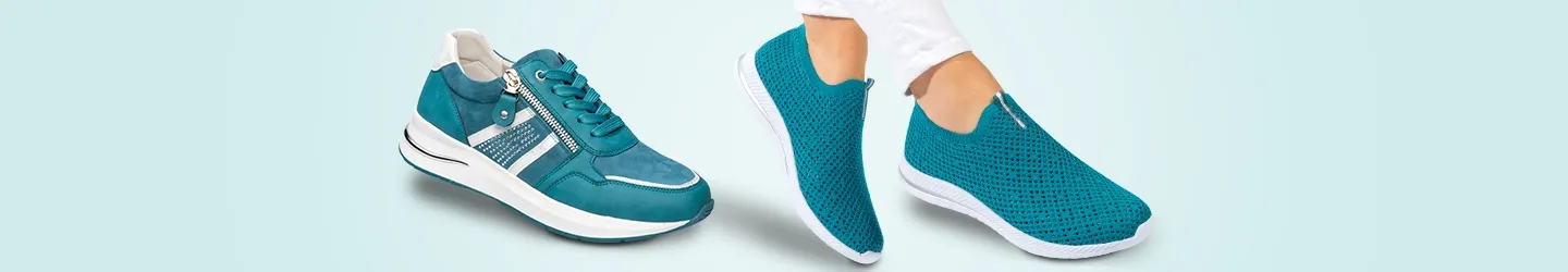 Zwei blaugrüne Sneaker auf hellem Hintergrund, einer mit Schnürsenkeln und der andere als Slipper, beide mit weißer Sohle.