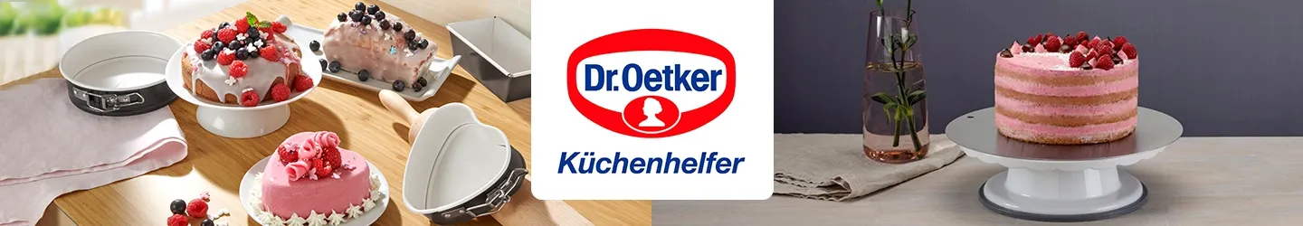 Verschiedene Kuchen auf einem Holztisch mit Backformen, verziert mit Beeren. In der Mitte das Logo von „Dr. Oetker Küchenhelfer“. Rechts ein Tortenständer.