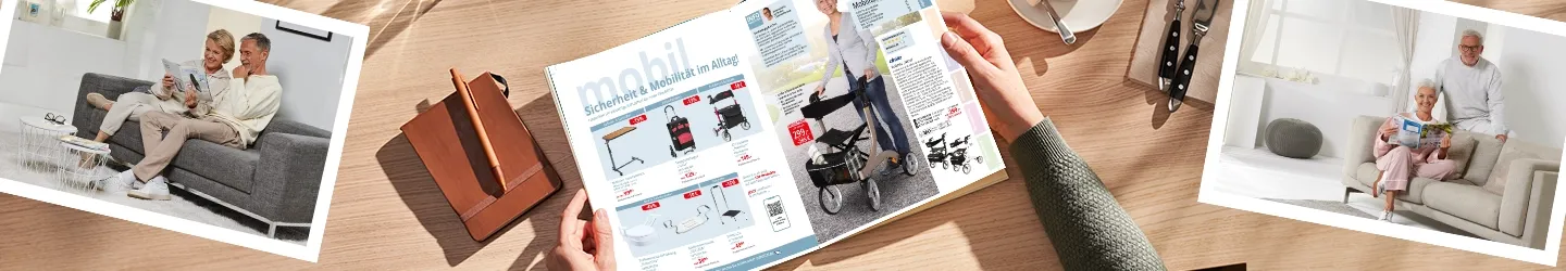 Eine Person liest einen Katalog; die Seite trägt den Titel „Mobil“ und zeigt Mobilitätshilfen, ergänzt durch Einblendungen von zwei älteren Paaren, die auf Sofas sitzen.