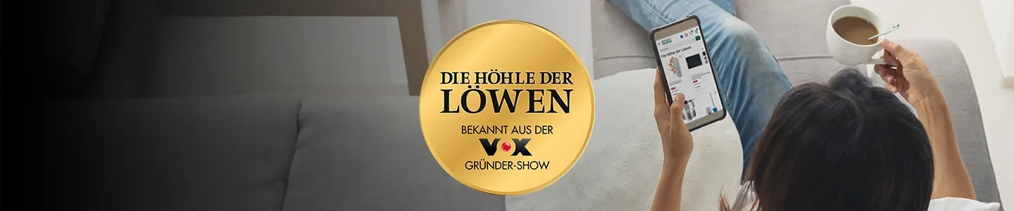 Eine Person sitzt auf einem Sofa und hält ein Smartphone und eine Kaffeetasse in der Hand. Ein goldenes Logo mit der Aufschrift „Die Höhle der Löwen“ ist zu sehen.
