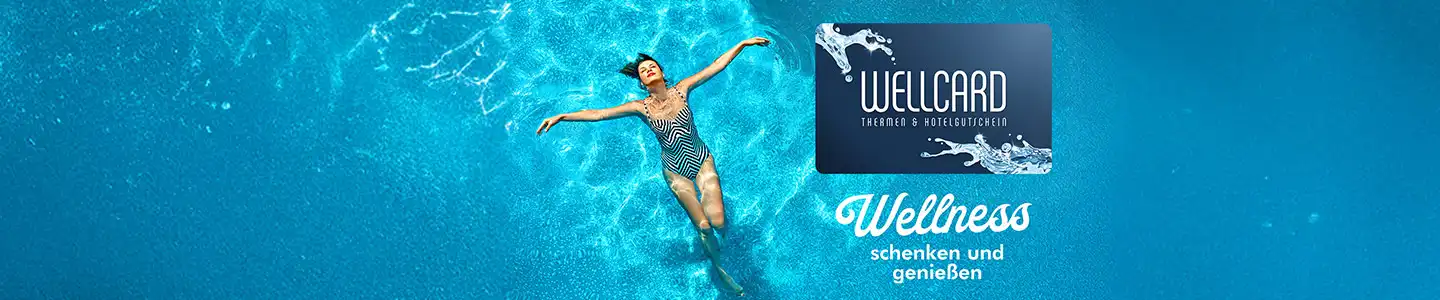 Eine Person, die in einem gestreiften Badeanzug in einem Pool treibt. Der Text „Wellcard: Thermen & Hotelgutschein“ mit der Botschaft „Wellness verschenken und genießen“.