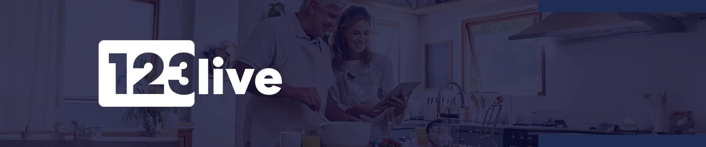 &Auml;lteres Ehepaar kocht in einer modernen K&uuml;che, l&auml;chelt, mit dem Text &bdquo;123 live&rdquo; auf der linken Seite.