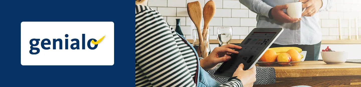 Person, die in einer Küche mit Obst und Küchenutensilien ein Tablet verwendet, neben einer anderen Person, die eine Tasse hält. „Genialo“-Logo auf der linken Seite.