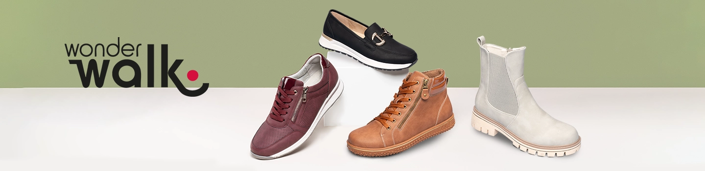 Vier verschiedene Schuhmodelle sind ausgestellt: ein kastanienbrauner Sneaker, ein schwarzer Slipper, ein brauner Stiefel und ein weißer Stiefeletten, alle mit dem „Wonder Walk“-Logo auf der linken Seite.