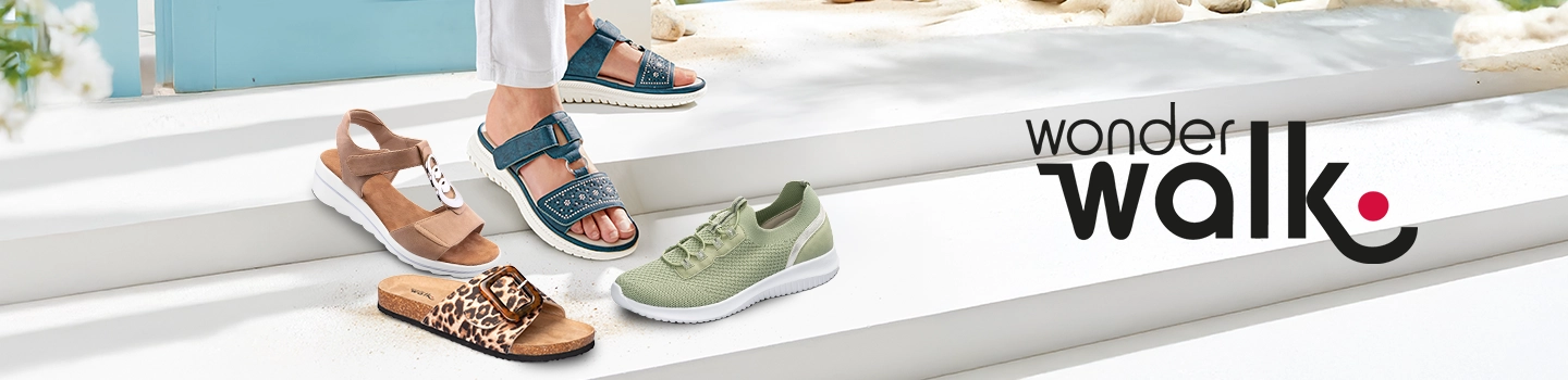 Vier Paar Wonderwalk-Schuhe, darunter Sandalen und Sneaker, sind draußen auf weißen Stufen ausgestellt.