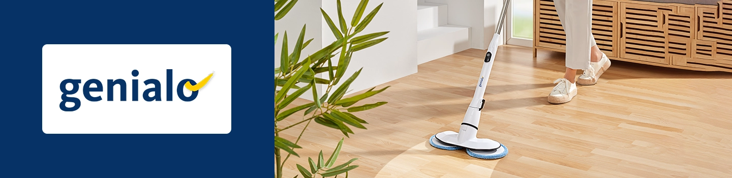 Eine Person reinigt einen Holzboden mit einem weißen elektrischen Wischmopp. Zu sehen sind eine Pflanze und ein Korbschrank. Links steht das Wort „genialo“.