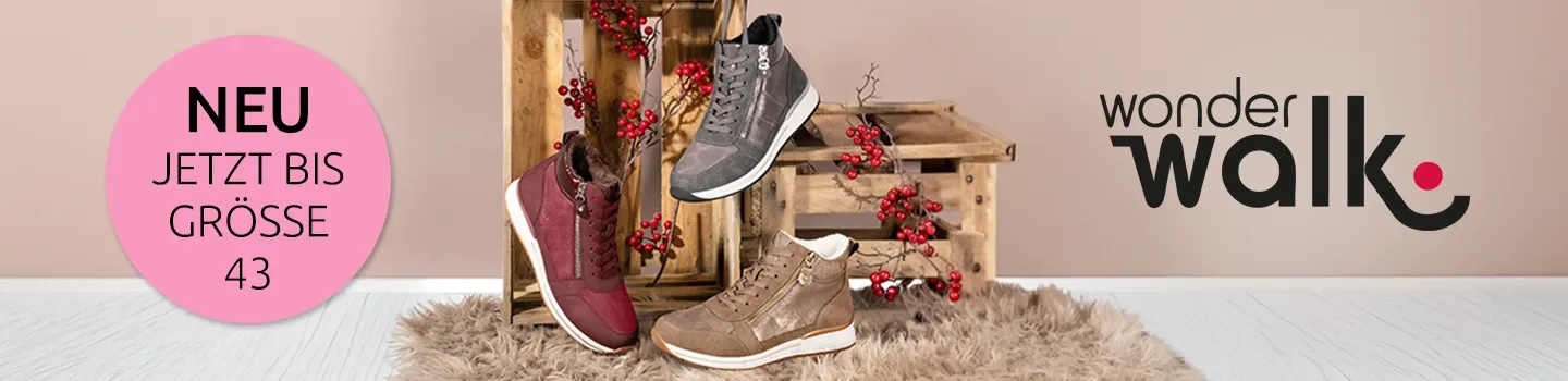Drei knöchelhohe Sneaker in Bordeauxrot, Grau und Beige auf und vor Holzkisten mit roten Beerenzweigen, daneben ein runder Hinweis „Neu jetzt bis Größe 43“.