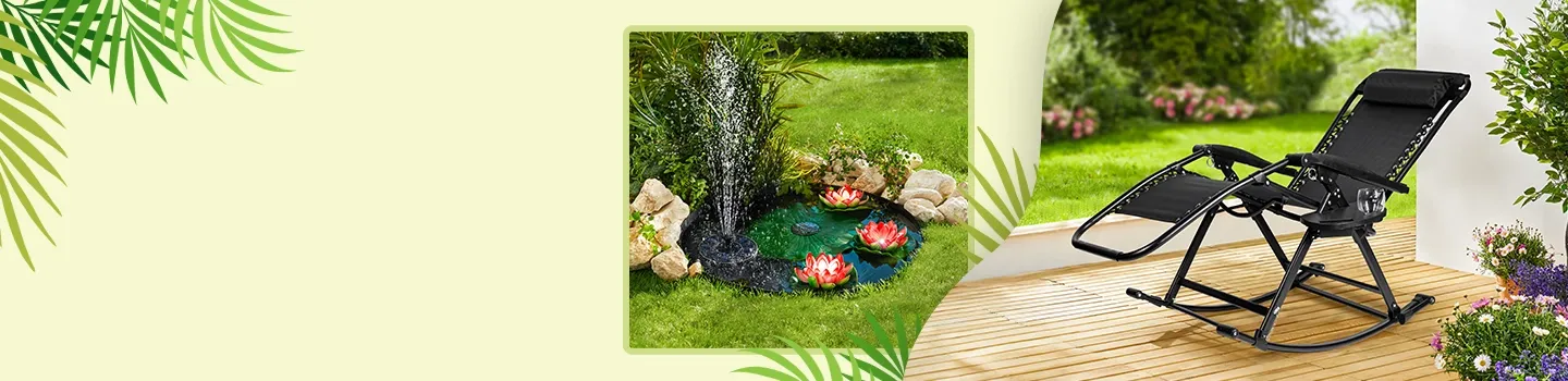 Auf einer Holzterrasse mit Blick in den Garten steht ein schwarzer Liegestuhl mit Blick auf einen kleinen Brunnen und Blumendekorationen, umgeben von Grünpflanzen und Felsen.
