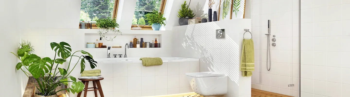 Helles Badezimmer mit Dachfenstern, Pflanzen, einer Badewanne und einer begehbaren Dusche. Weiße Fliesen und Holzelemente schaffen eine frische, natürliche Atmosphäre.