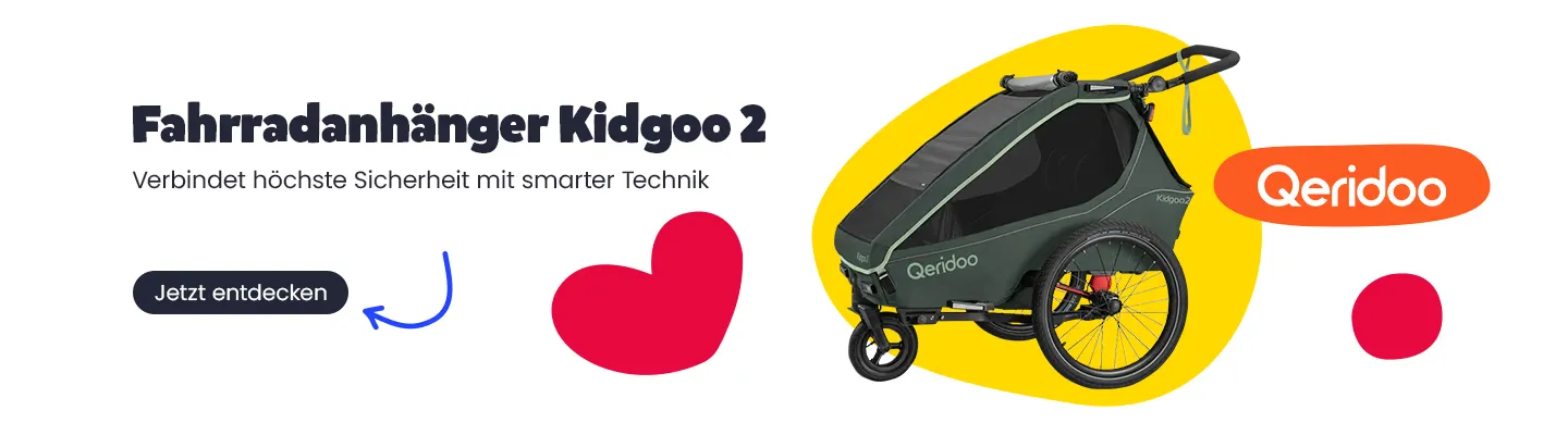 Fahrradanhänger Qeridoo Kidgoo 2 in Grün mit zwei großen Rädern und zusätzlichem Bugrad. Der Anhänger verbindet die Nutzung als Fahrradanhänger und Kindertransporter für den Alltag sowie Freizeitaktivitäten.