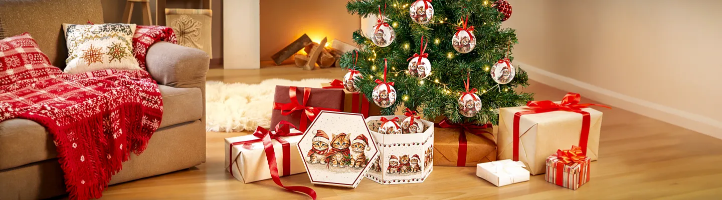 Weihnachtlich dekoriertes Wohnzimmer mit geschmücktem Weihnachtsbaum, Geschenken und Katzenmotiven vor einem gemütlichen Kamin.