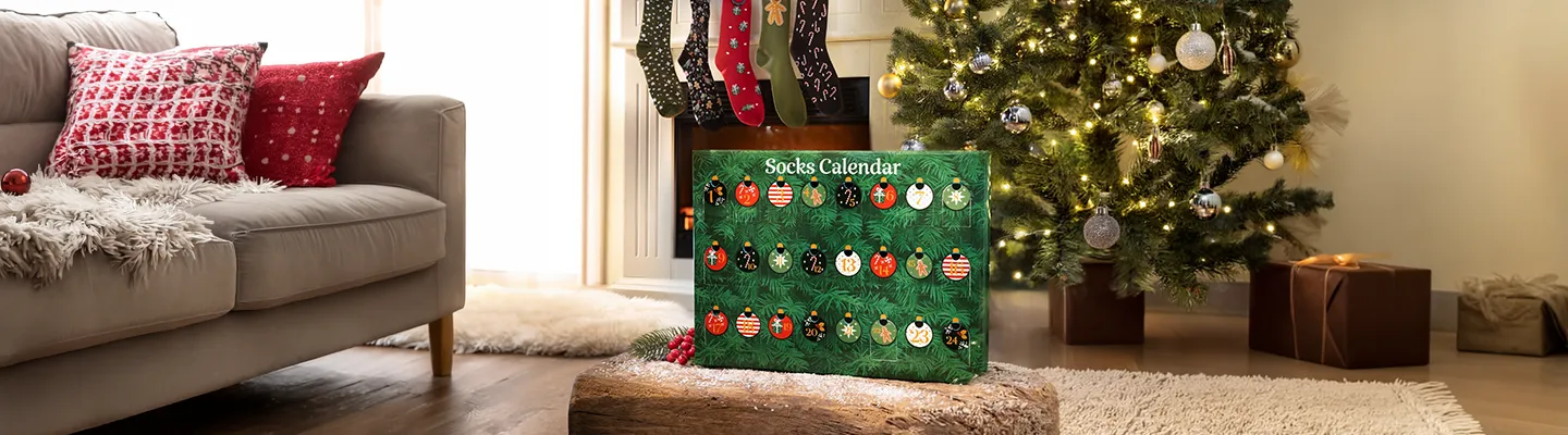 Ein festlich geschmücktes Wohnzimmer mit einem geschmückten Weihnachtsbaum, einem Adventskalender, einem gemütlichen Sofa mit roten Kissen und verpackten Geschenken auf einem flauschigen Teppich.