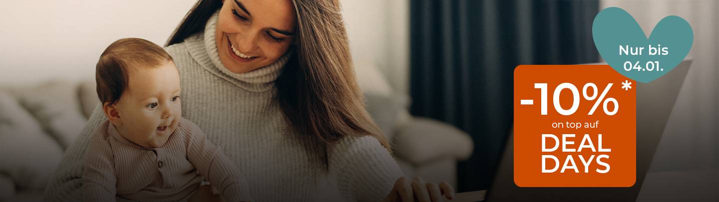 Eine lächelnde Frau hält ein Baby neben einem herzförmigen Angebot mit der Aufschrift „-10% Deal Days“, gültig bis 04.01.