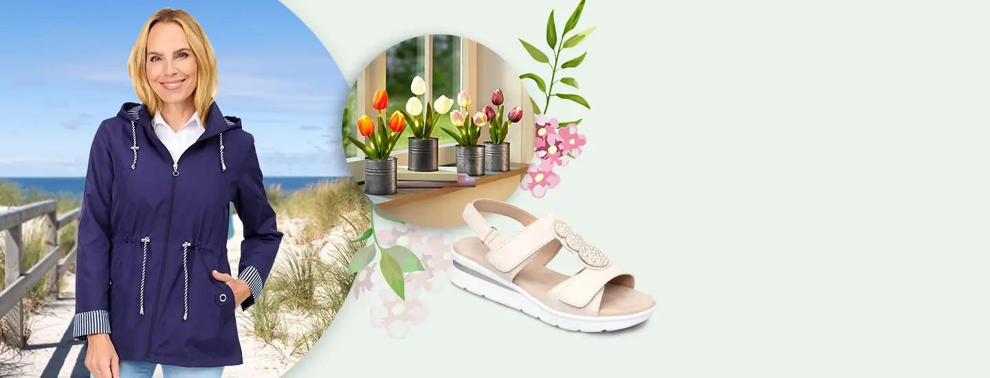 Eine Frau in einer blauen Jacke lächelt am Strand. Daneben stehen bunte Blumen in Töpfen und ein Paar beigefarbene Sandalen. Leichtes Outdoor-Motiv.