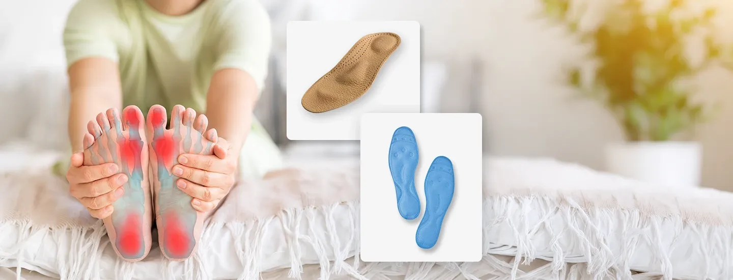Eine Person, die ihre Füße mit hervorgehobenen Druckpunkten hält, und darüber zwei Arten von Einlegesohlen: braune orthopädische Einlegesohlen und blaue Gel-Einlegesohlen.