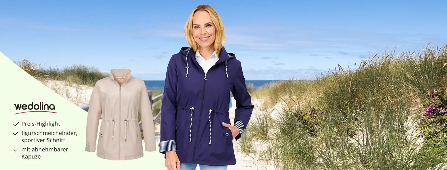 Eine Frau in einer blauen Jacke steht auf einem sandigen Weg mit Grasdünen und blauem Himmel. Neben ihr liegt eine beige Jacke. Text weißt auf die Marke wedolina hin. Besonderheiten der Jacke: Preis-Highlight, figurschmeichelnder, sportiver Schnitt, mit abnehmbarer Kapuze