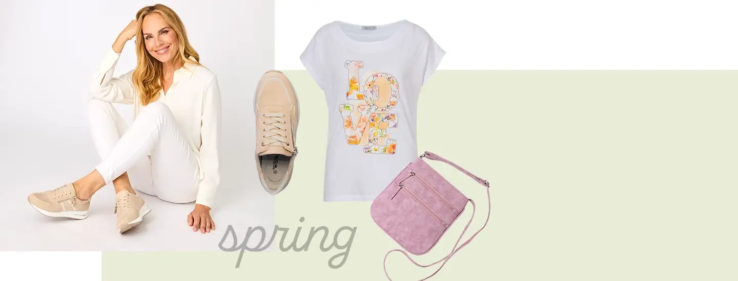 Lächelnde Frau in weißer Kleidung mit Sneakers, einem T-Shirt mit Blumenmuster und der Aufschrift „Love“, einer rosa Tasche und dem pastellgrünen Schriftzug „Spring“.