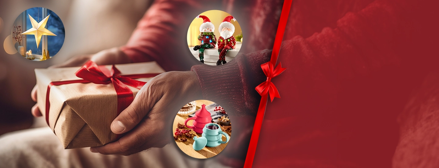 Hände, die ein in braunes Papier mit roter Schleife eingewickeltes Geschenk halten, umgeben von festlichen Dekorationen und einem roten Hintergrund.