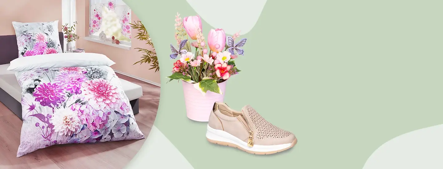 Blumenbettwäsche im Schlafzimmer, ein rosa Blumenarrangement und ein beiger Slipper mit hellgrünem Hintergrund.