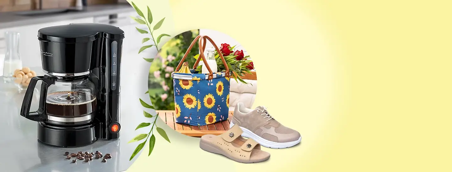 Eine Kaffeemaschine auf einer Arbeitsplatte mit verschütteten Kaffeebohnen, daneben eine Tasche mit Sonnenblumenmuster, ein Paar Turnschuhe und beigefarbene Sandalen vor einem hellgelben Hintergrund.