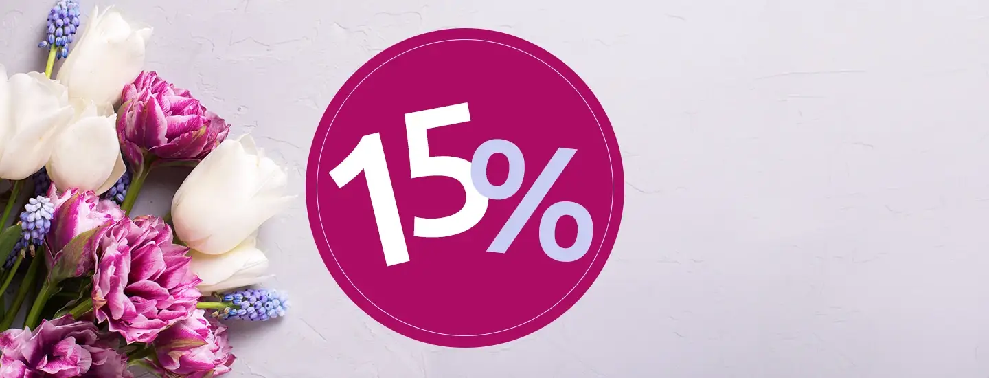 Links violette und weiße Blumen, dazu ein auffälliger Schriftzug „15 %“ in einem magentafarbenen Kreis auf einem hellen, strukturierten Hintergrund.