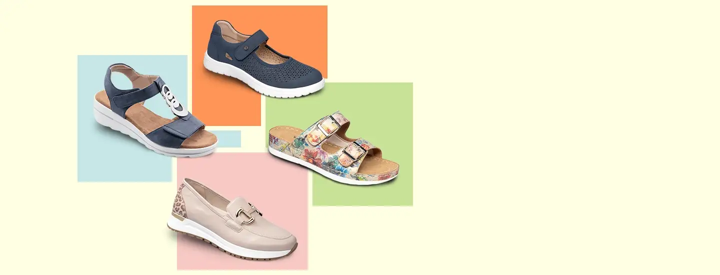 Vier farbenfrohe Damenschuhe auf einem pastellfarbenen Hintergrund: ein blauer Sneaker, geblümte Sandalen, Loafer mit Leopardenmuster und dunkelblaue Sandalen mit Absatz.