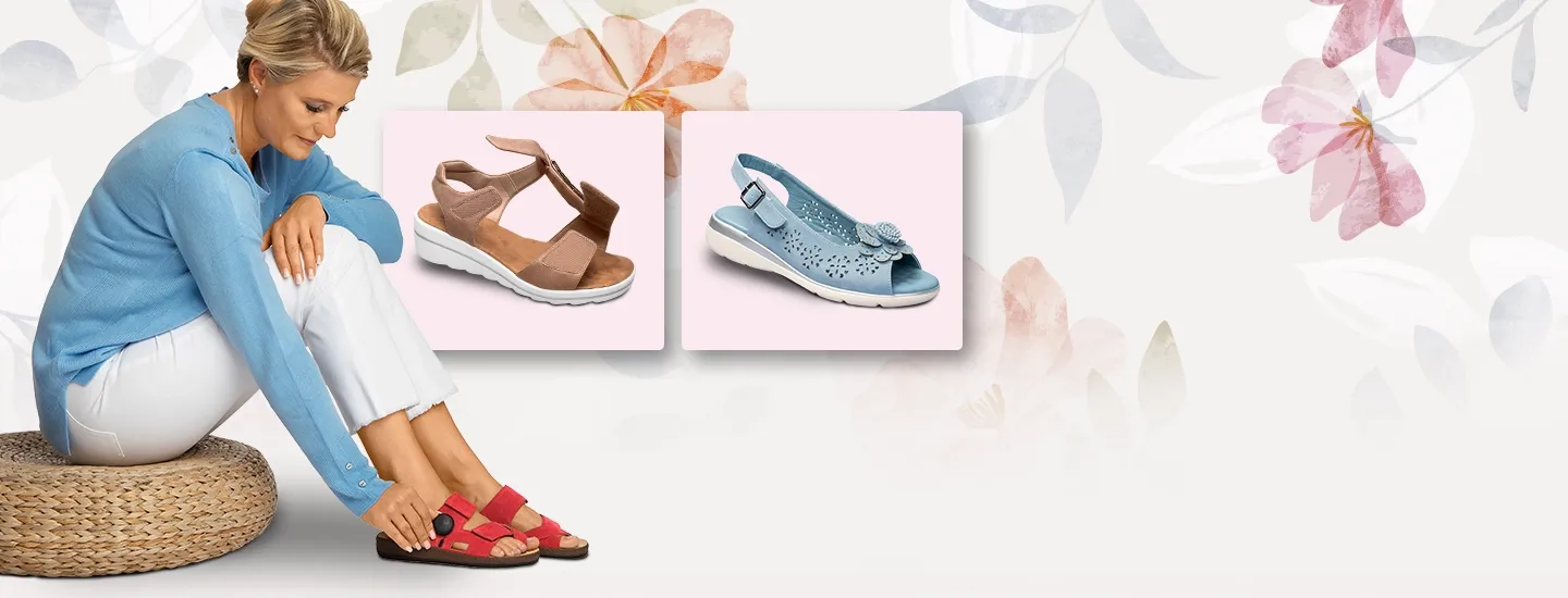 Eine Frau, die auf einem geflochtenen Kissen sitzt, schnürt eine rote Sandale fest. Zwei weitere Sandalen, eine hellbraune und eine blaue, sind vor einem Blumenhintergrund abgebildet.