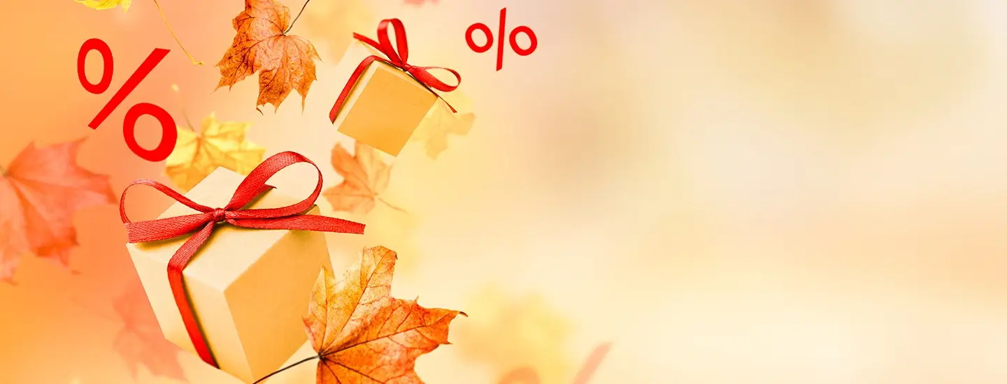 Geschenkboxen mit roten Schleifen vor herbstlichem Hintergrund aus orangefarbenen Blättern; zusätzlich sind rote Prozentzeichen als grafische Elemente dargestellt.