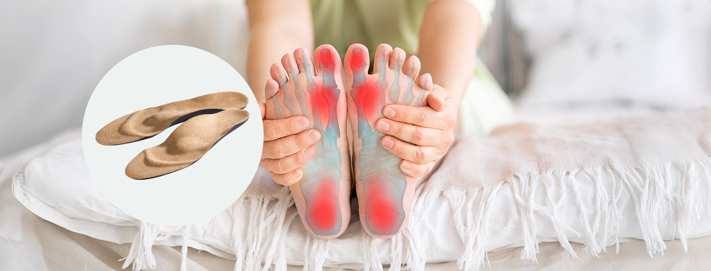 Person sitzt auf einem Bett und hält ihre Füße. Rote Druckpunkte sind zu sehen. Links ist ein Bild mit orthopädischen Einlagen zu sehen.