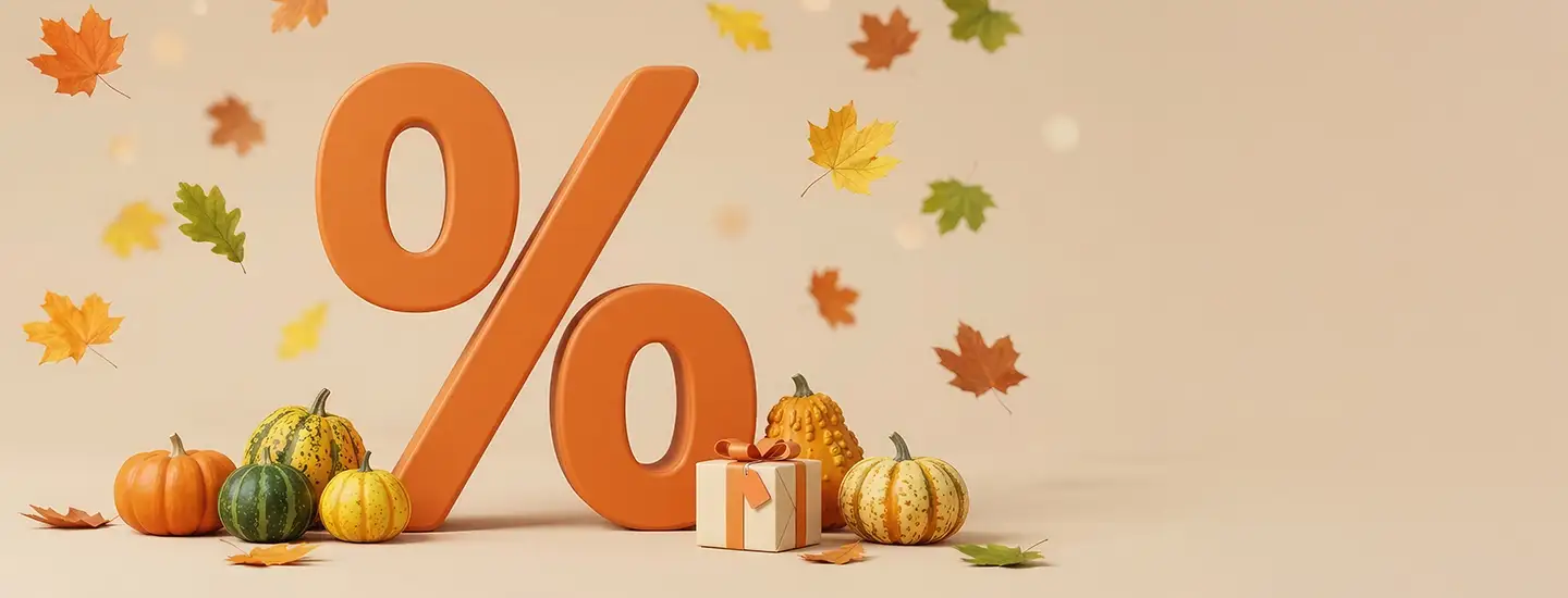 Großes orangefarbenes Prozentzeichen, umgeben von Kürbissen, Herbstblättern und einer Geschenkbox mit Schleife vor hellem Hintergrund.