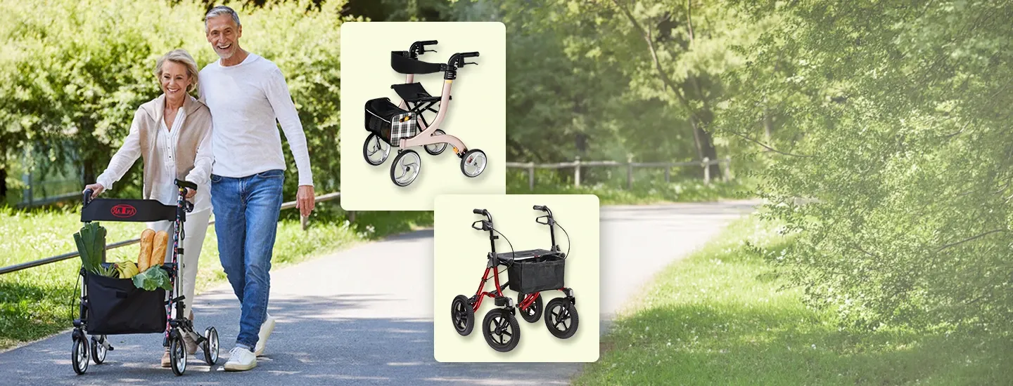Älteres Ehepaar beim Spaziergang im Freien mit einem mit Einkäufen gefüllten Rollator; rechts sind zwei weitere Rollatoren vor einem Hintergrund aus dichtem Laub zu sehen.