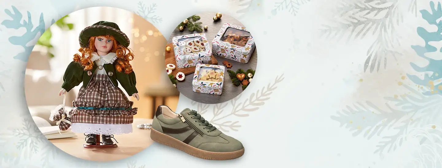Drei weihnachtlich gestaltete Keksdosen mit Sichtfenster, eine dekorative Puppe und ein grüner Schnürschuh vor einem Hintergrund mit winterlichen Ornamenten.