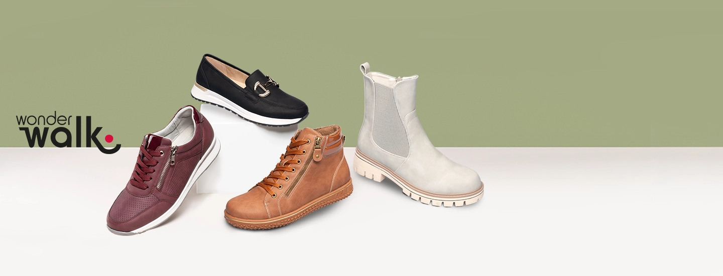 Vier stilvolle Schuhe sind ausgestellt: ein schwarzer Slipper, ein burgunderroter Sneaker, ein hellbrauner Stiefel und ein hellgrauer Stiefel. „Wonder Walk“-Logo.