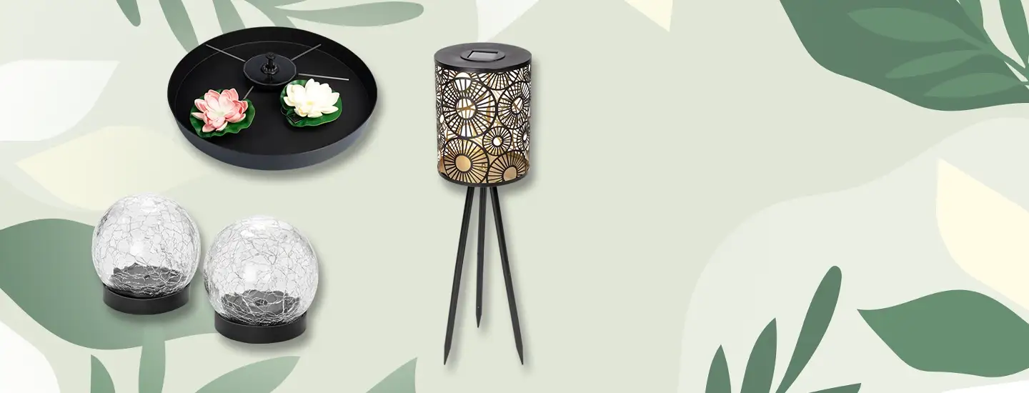 Stilvolle Gartendekoration: ein Schwimmtablett mit Lotusblüten, eine Laterne mit geometrischen Mustern und zwei Glaskugeln mit Craquelé-Effekt vor einem grünen Hintergrund.